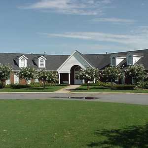 Willow Creek GC: clubhouse & putting green