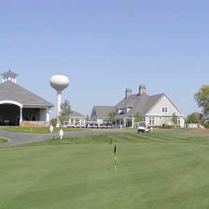 Tega Cay GC: putting green & clubhouse